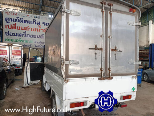 SUZUKI CARRY เปลี่ยนถ่ายน้ำมันเครื่อง 1 - High Future บริษัท ไฮฟิวเจอร์ จำกัด ศูนย์ติดตั้งแก๊สรถยนต์มาตรฐาน ซ่อมรถยนต์ ช่วงล่าง เบรค คลัทช์