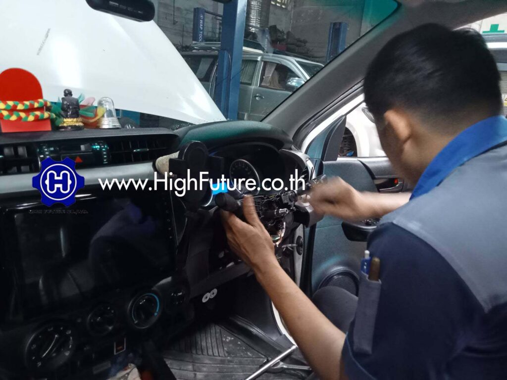 TOYOTA REVO เปลี่ยนสวิทปัดน้ำฝน 1 - High Future บริษัท ไฮฟิวเจอร์ จำกัด ศูนย์ติดตั้งแก๊สรถยนต์มาตรฐาน ซ่อมรถยนต์ ช่วงล่าง เบรค คลัทช์