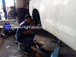 TOYOTA VIGO เปลี่ยนผ้าเบรคหน้า หลัง 3 - High Future บริษัท ไฮฟิวเจอร์ จำกัด ศูนย์ติดตั้งแก๊สรถยนต์มาตรฐาน ซ่อมรถยนต์ ช่วงล่าง เบรค คลัทช์