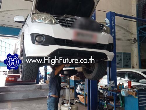 TOYOTA FORTUNER เปลี่ยนถ่ายน้ำมันเครื่อง 1 - High Future บริษัท ไฮฟิวเจอร์ จำกัด ศูนย์ติดตั้งแก๊สรถยนต์มาตรฐาน ซ่อมรถยนต์ ช่วงล่าง เบรค คลัทช์